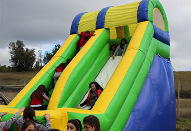 Juego inflable en colegio