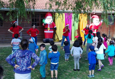 Grupo de baile compartiendo con los niños