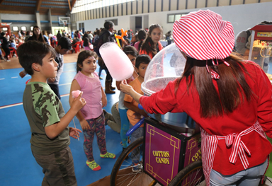 Máquinas de algodón en evento navideño