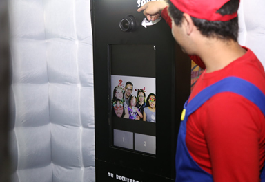 Monitor en cabina fotográfica