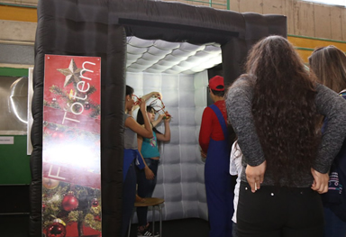Cabina forográfica en evento navideño